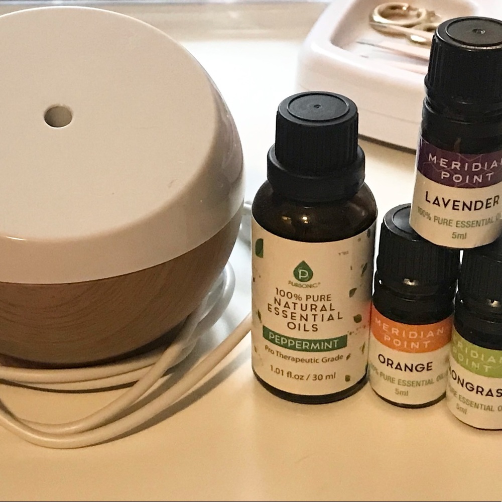 Humidifier/diffuser + 4 essential oils